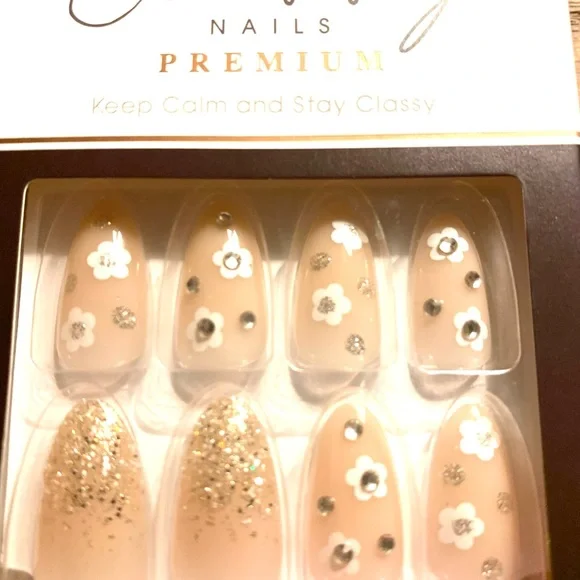 Kiss Classy Nude and Glitter Nails (Package of 4) - Picture 10 of 10